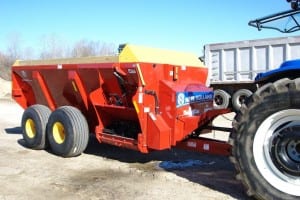 Extension manure spreader